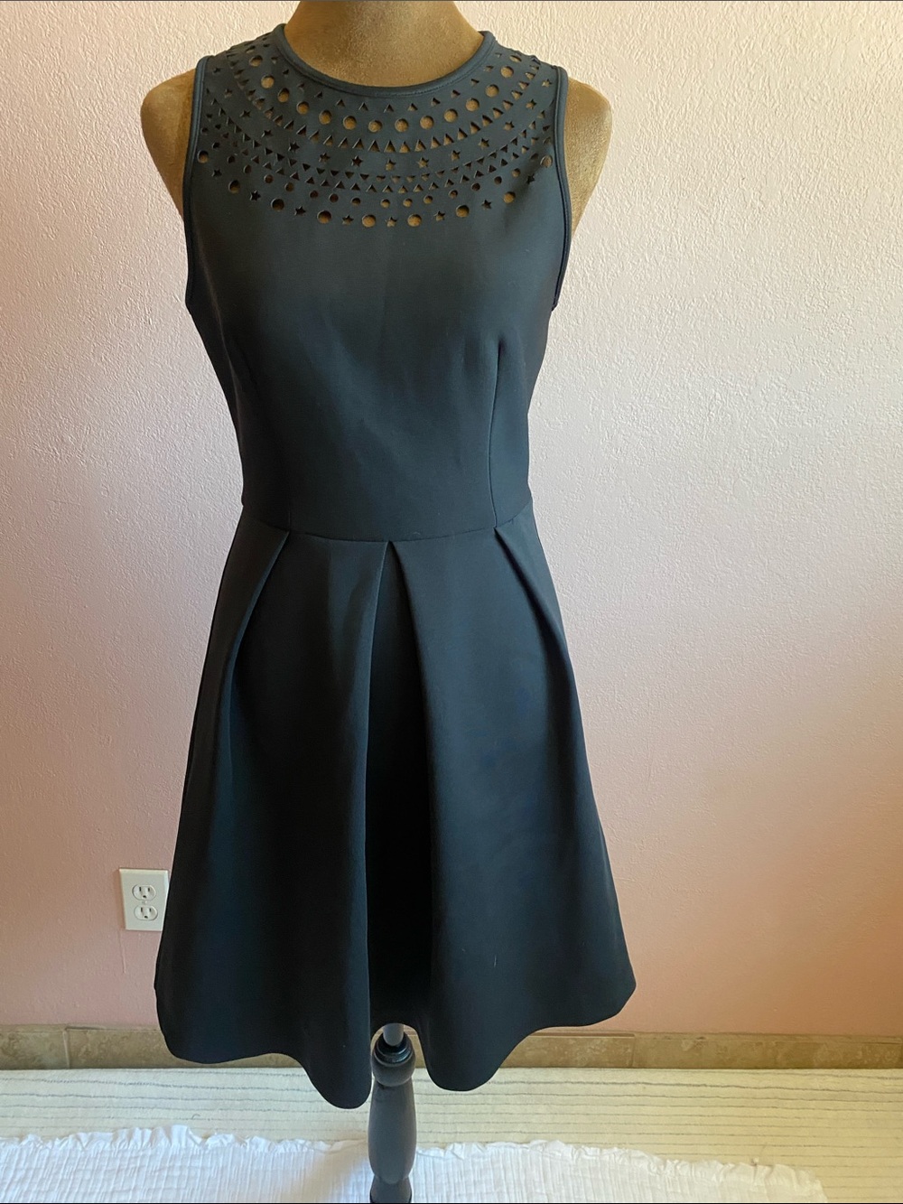 AMANDA UPRICHARD  Black Sleeveless Fit-and-Flare Midi Dress with Laser-Cut Yoke